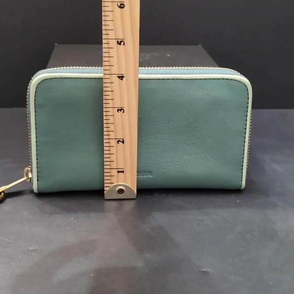 Fossil  Green All-around Zippered Wallet/Wristlet. - Picture 7 of 7